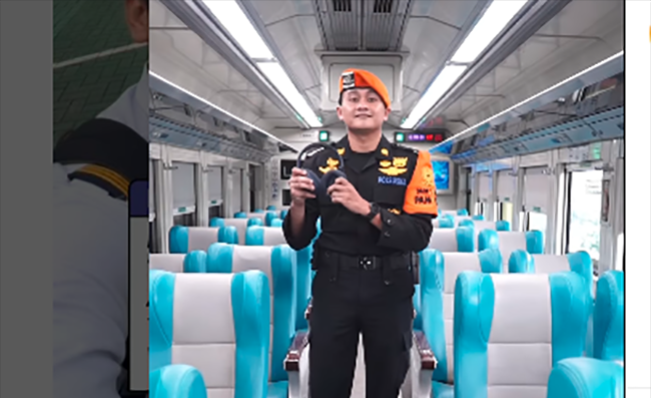 Polsus KAI menunjukkan barang penumpang yang tertinggal di kereta/Foto: dok KAI